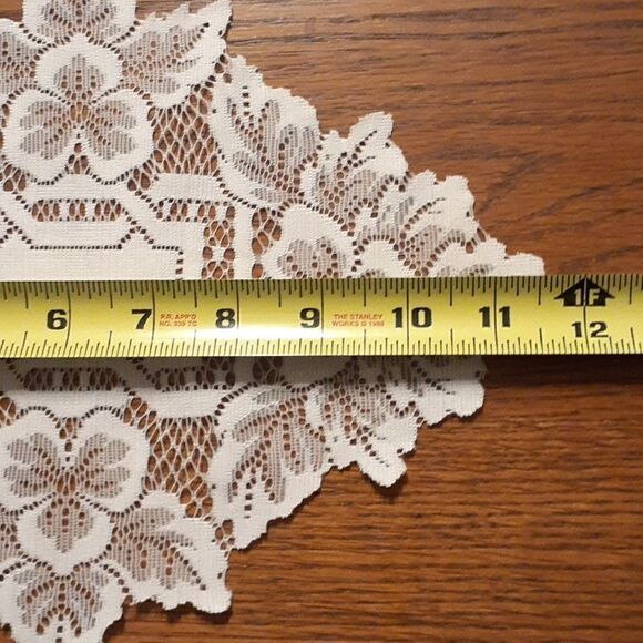 -3 pc bundle of vtg.white Heirloom Lace doilies, runner, placemat, & doily - Picture 7 of 10